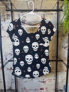 No Boundaries Black Scoop Neck Tee with White Skull & Red Rose Print